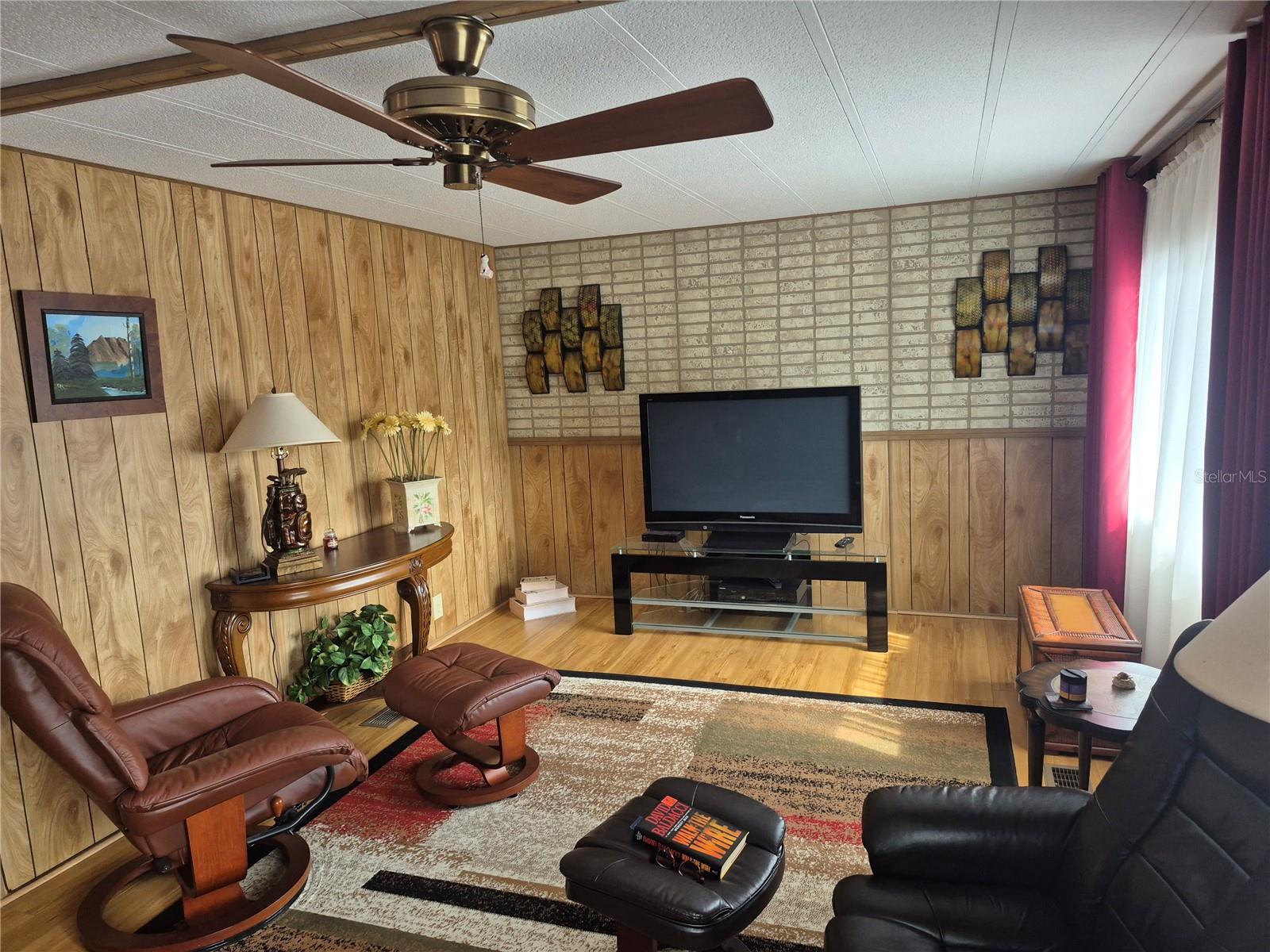 Image 16 of 48 For 14315 Edgeknoll Street