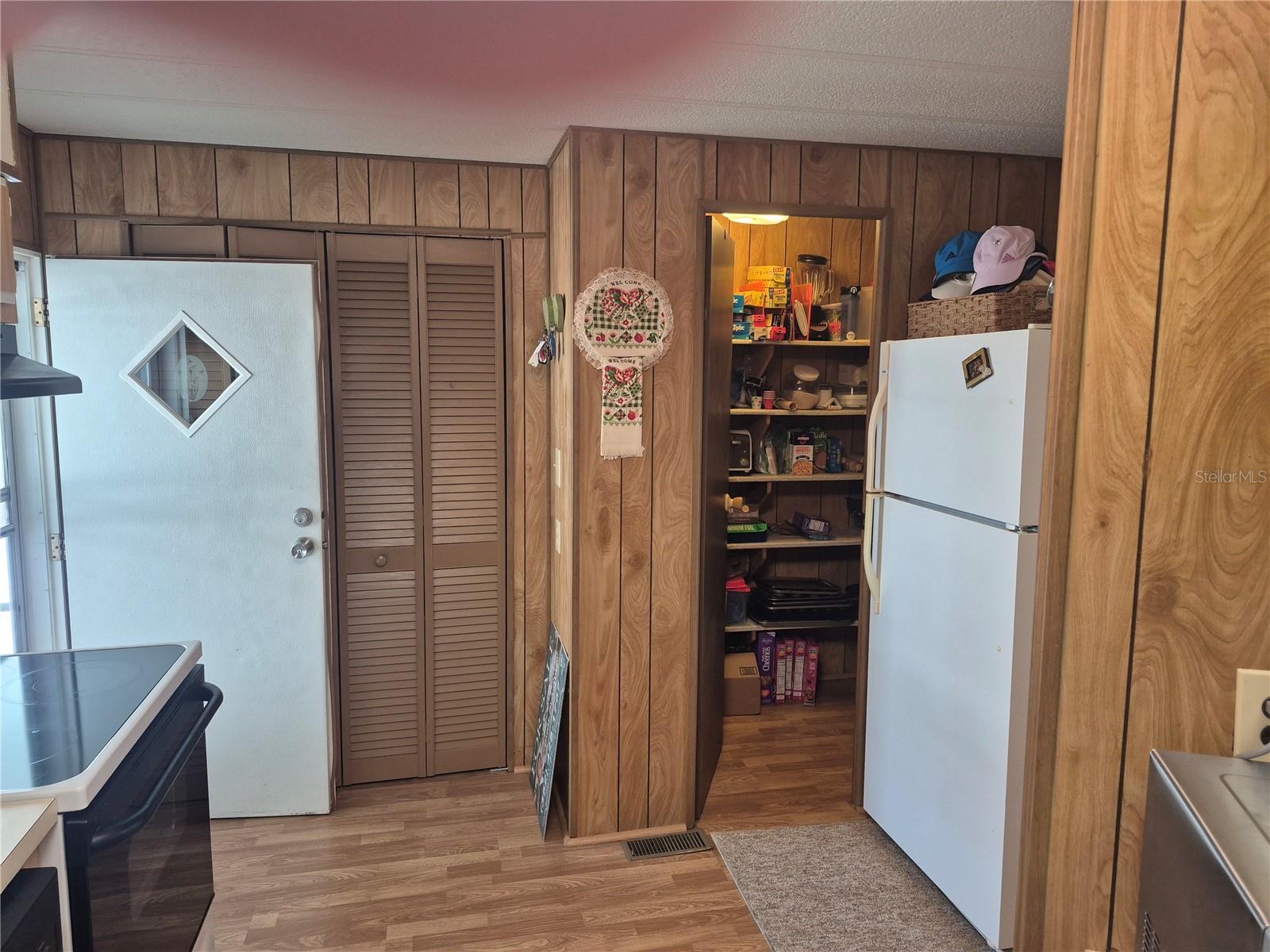 Image 9 of 48 For 14315 Edgeknoll Street