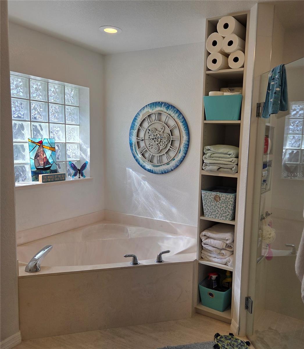 Image 17 of 40 For 16 Meadowlake Circle S