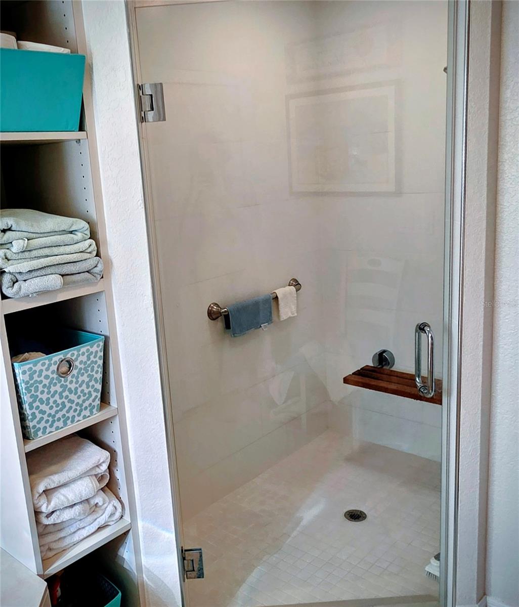 Image 18 of 40 For 16 Meadowlake Circle S