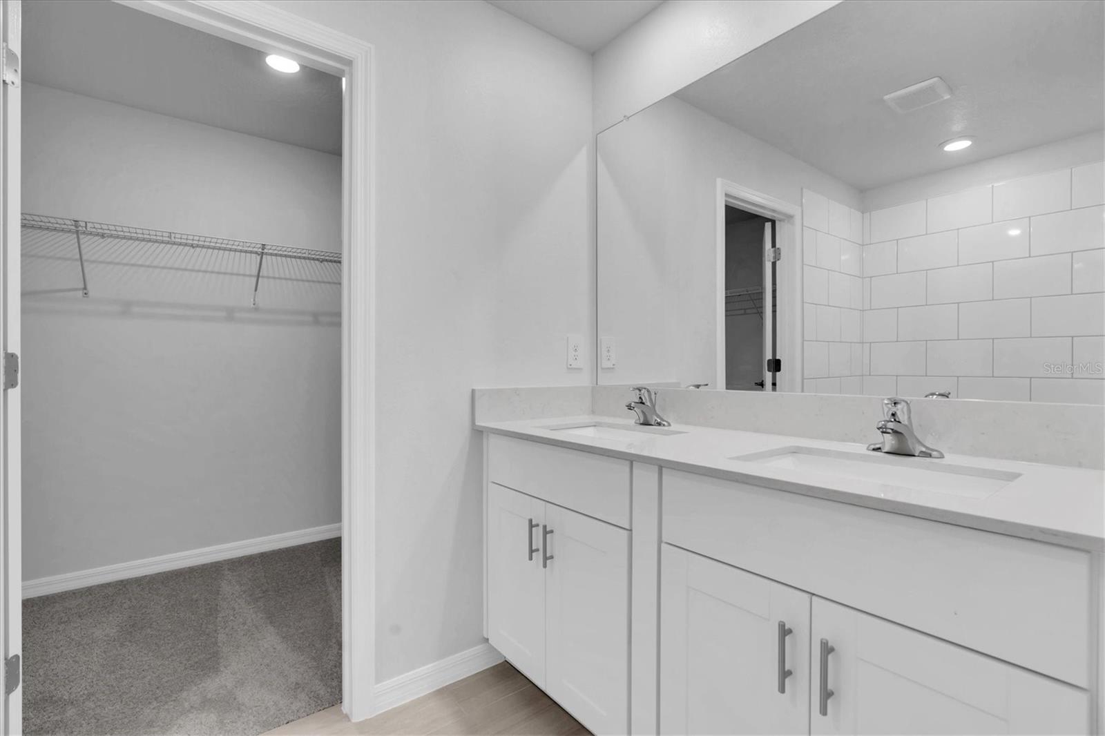 Image 23 of 41 For 17594 Pleasantview Boulevard