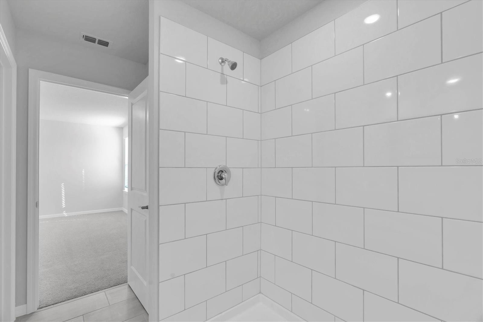 Image 25 of 41 For 17594 Pleasantview Boulevard