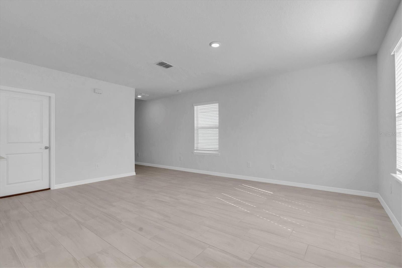 Image 28 of 41 For 17594 Pleasantview Boulevard