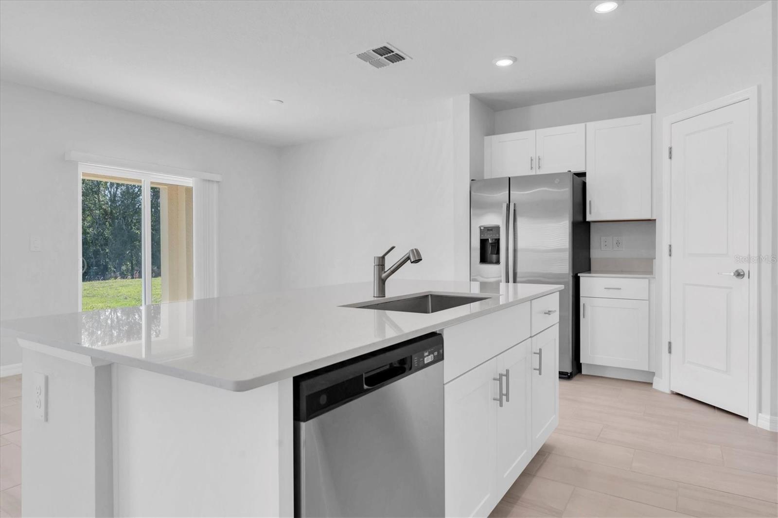 Image 36 of 41 For 17594 Pleasantview Boulevard