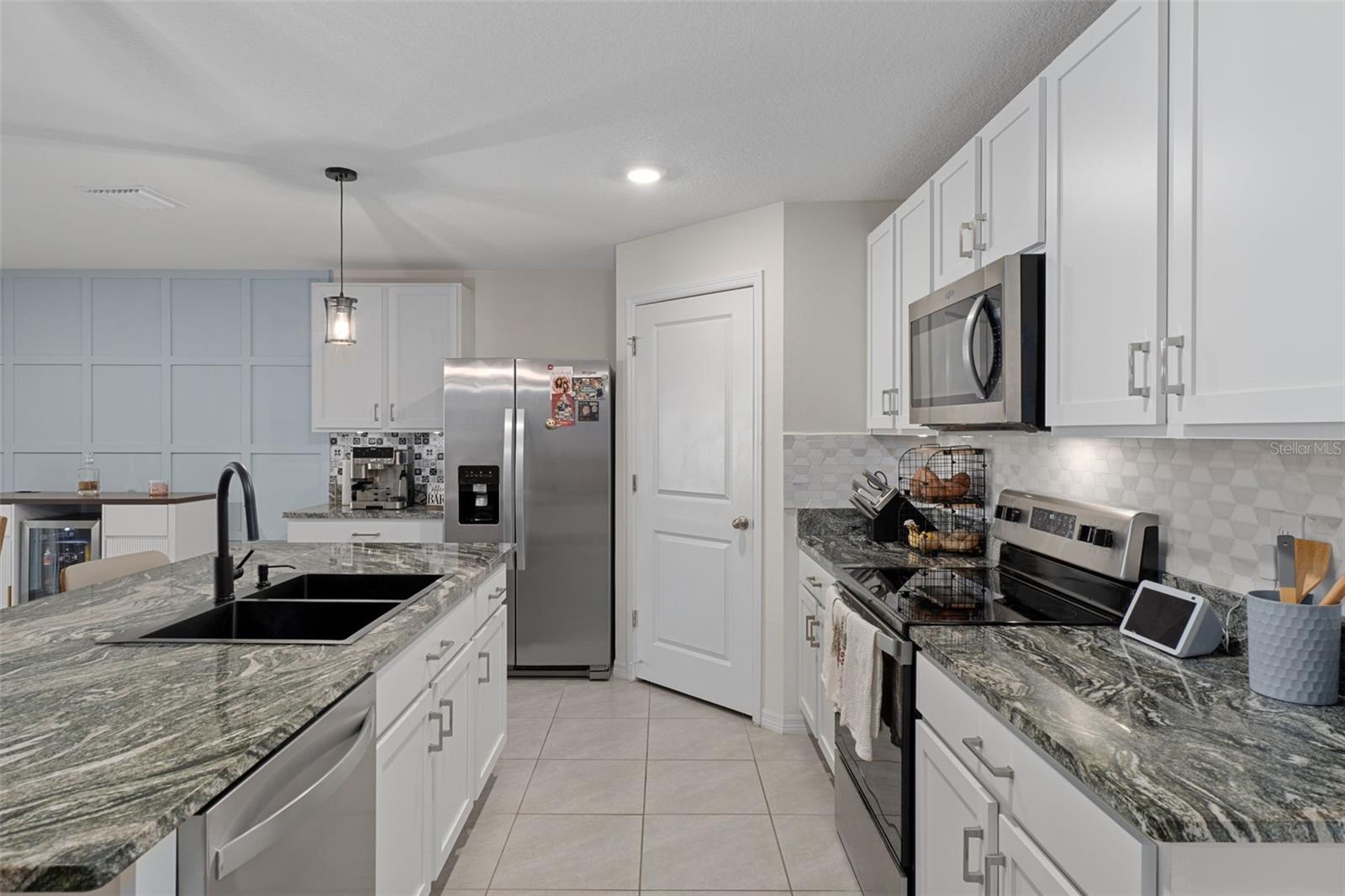 Listing photo id 9 for 5283 Byronic Court