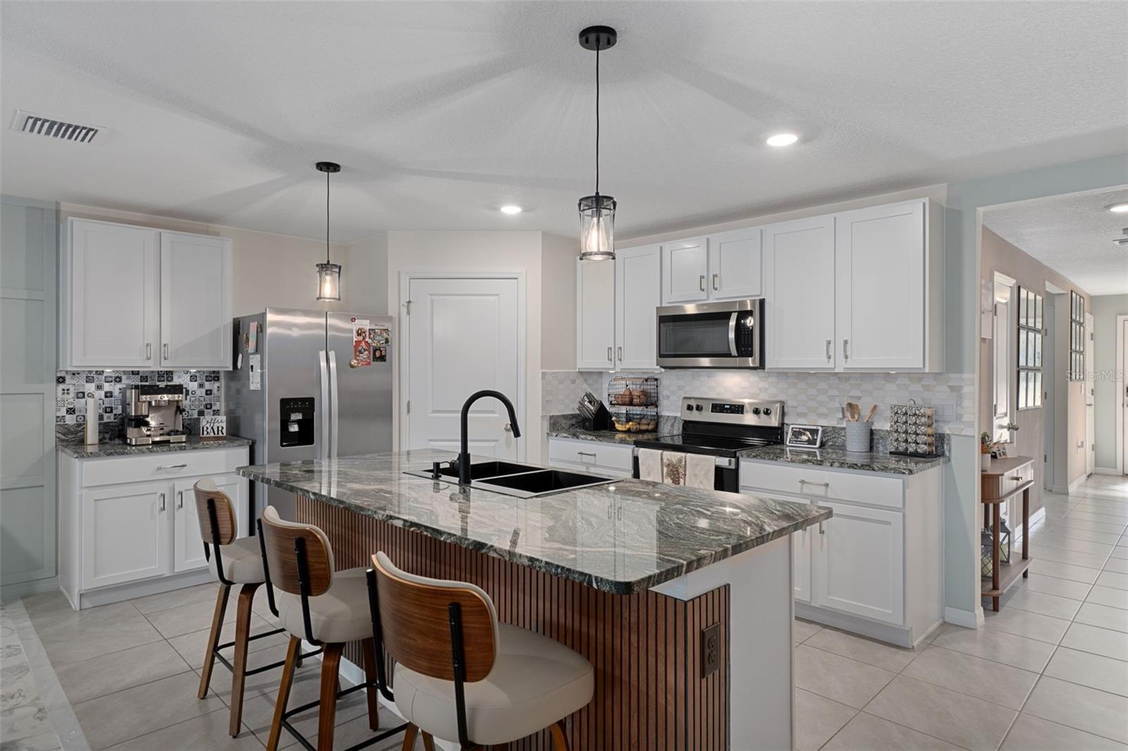 Listing photo id 10 for 5283 Byronic Court