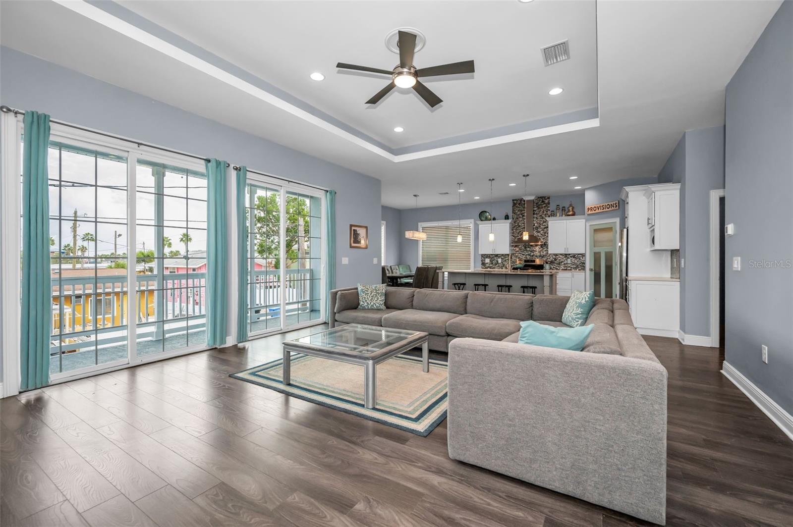 Listing photo id 8 for 3120 Clinton Street S