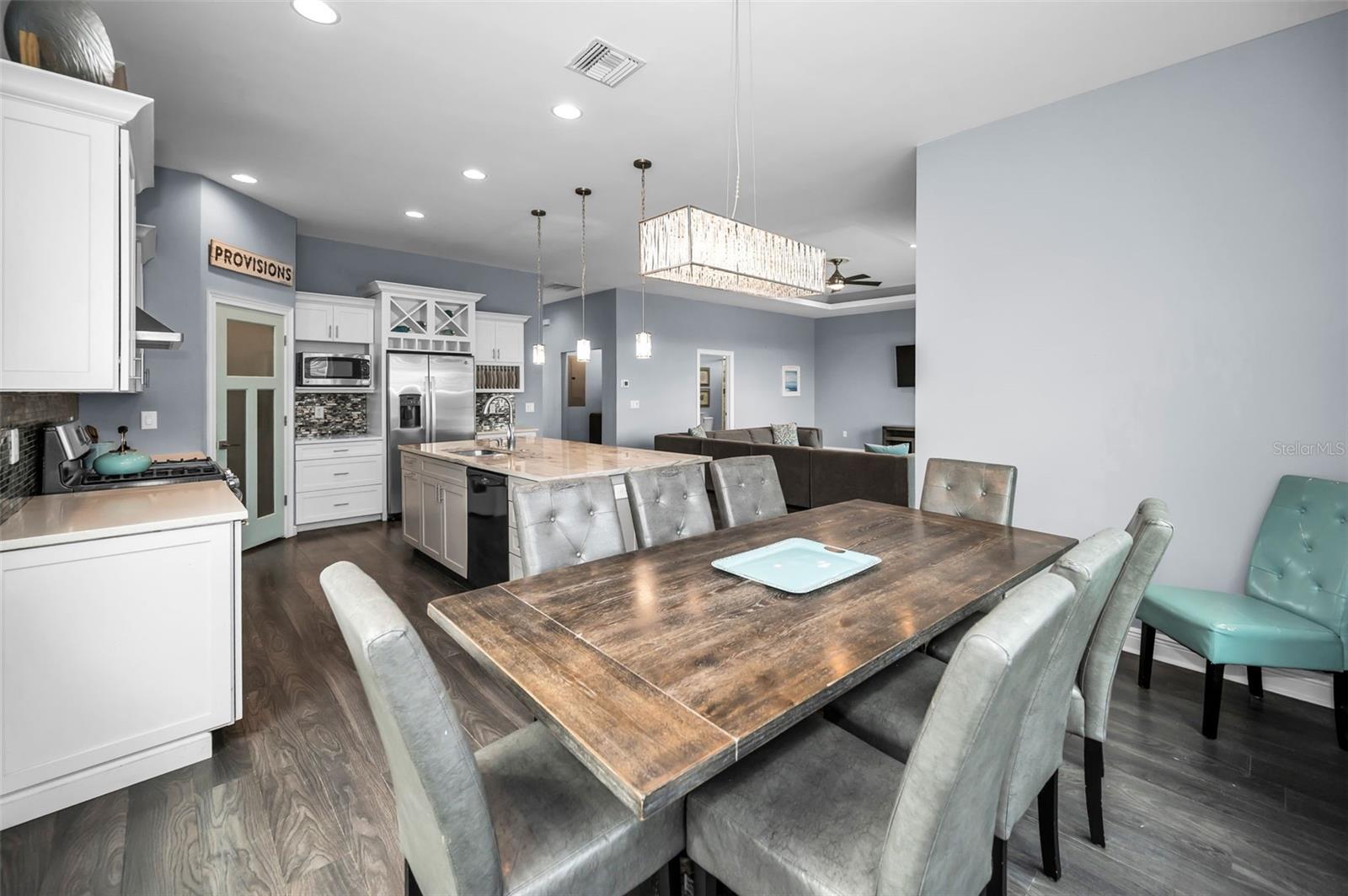 Listing photo id 14 for 3120 Clinton Street S