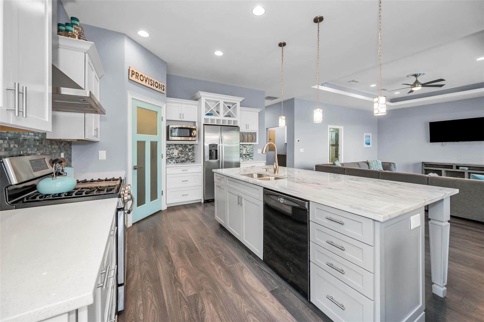 Listing photo id 20 for 3120 Clinton Street S