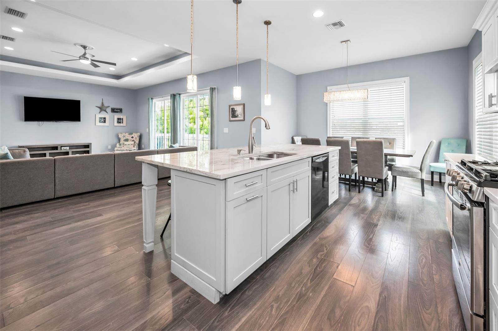 Listing photo id 21 for 3120 Clinton Street S