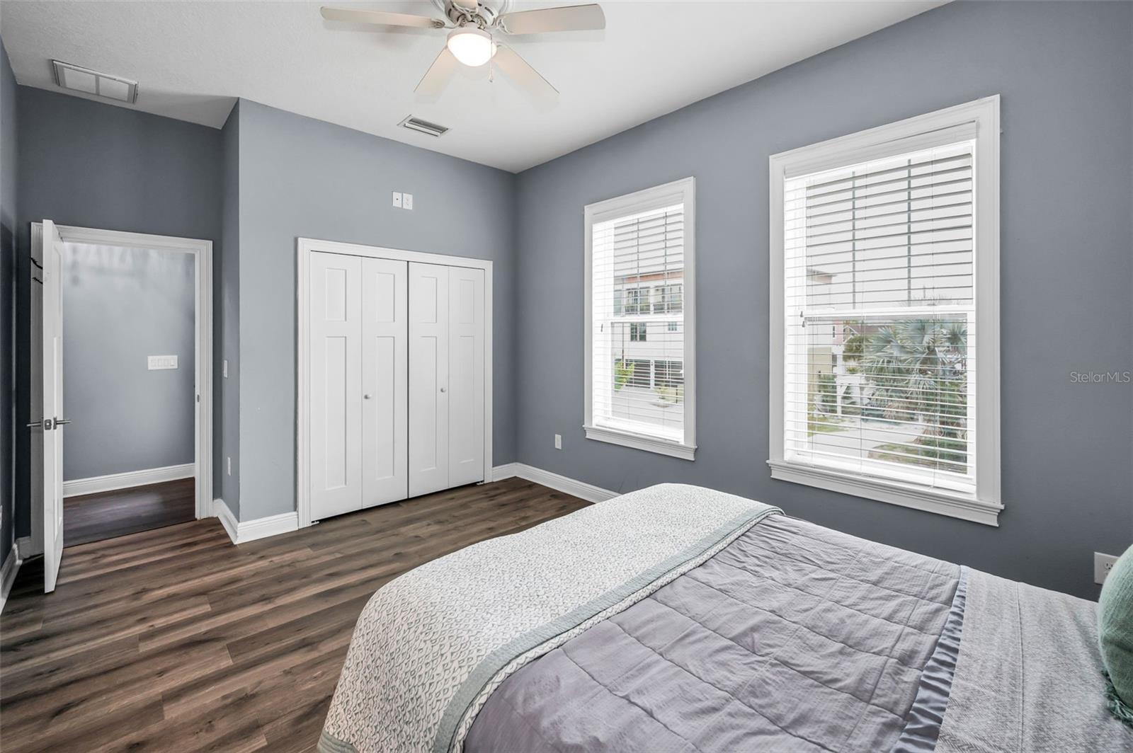 Listing photo id 28 for 3120 Clinton Street S