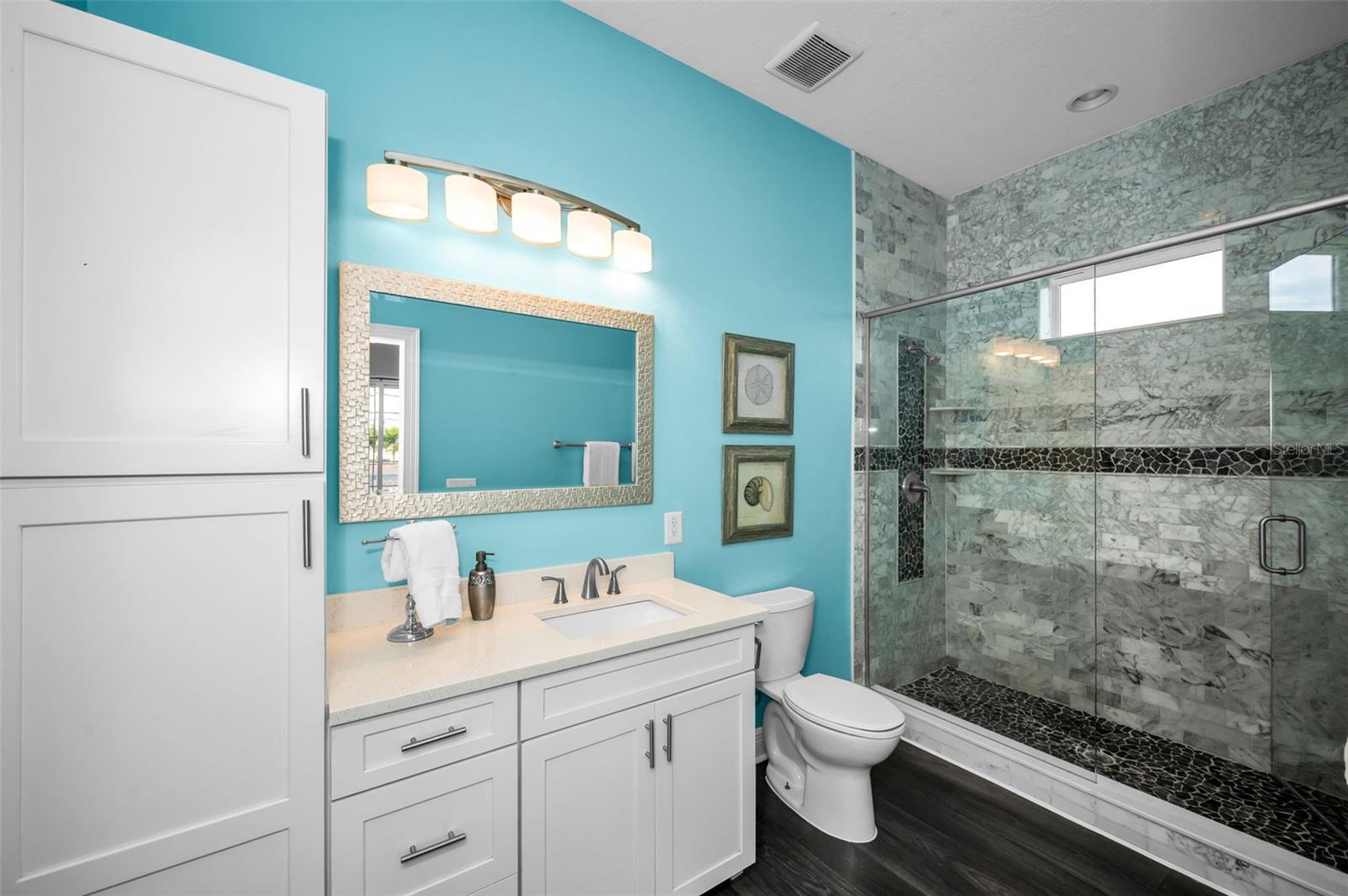 Listing photo id 37 for 3120 Clinton Street S