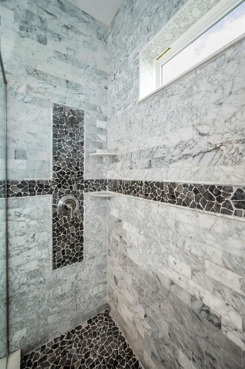 Listing photo id 38 for 3120 Clinton Street S