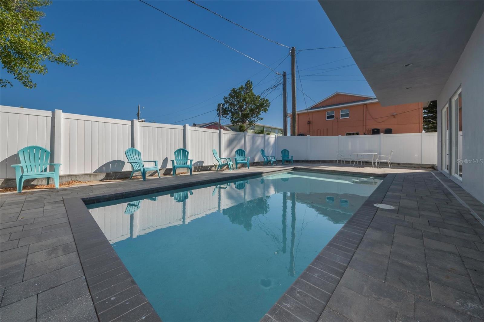 Listing photo id 47 for 3120 Clinton Street S