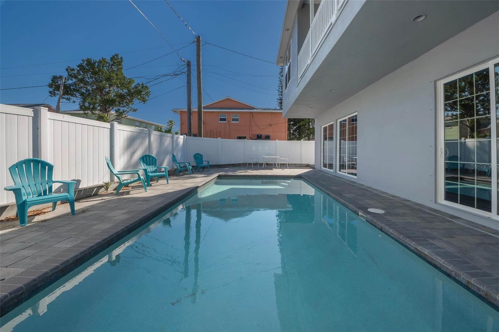 Listing photo id 48 for 3120 Clinton Street S