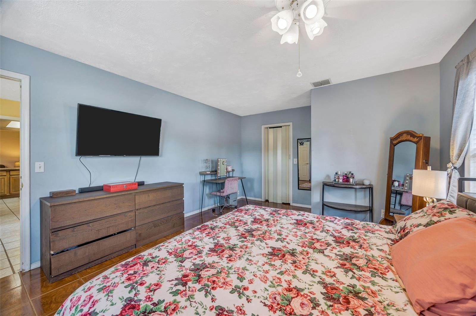 Image 16 of 43 For 609 King Henry Court