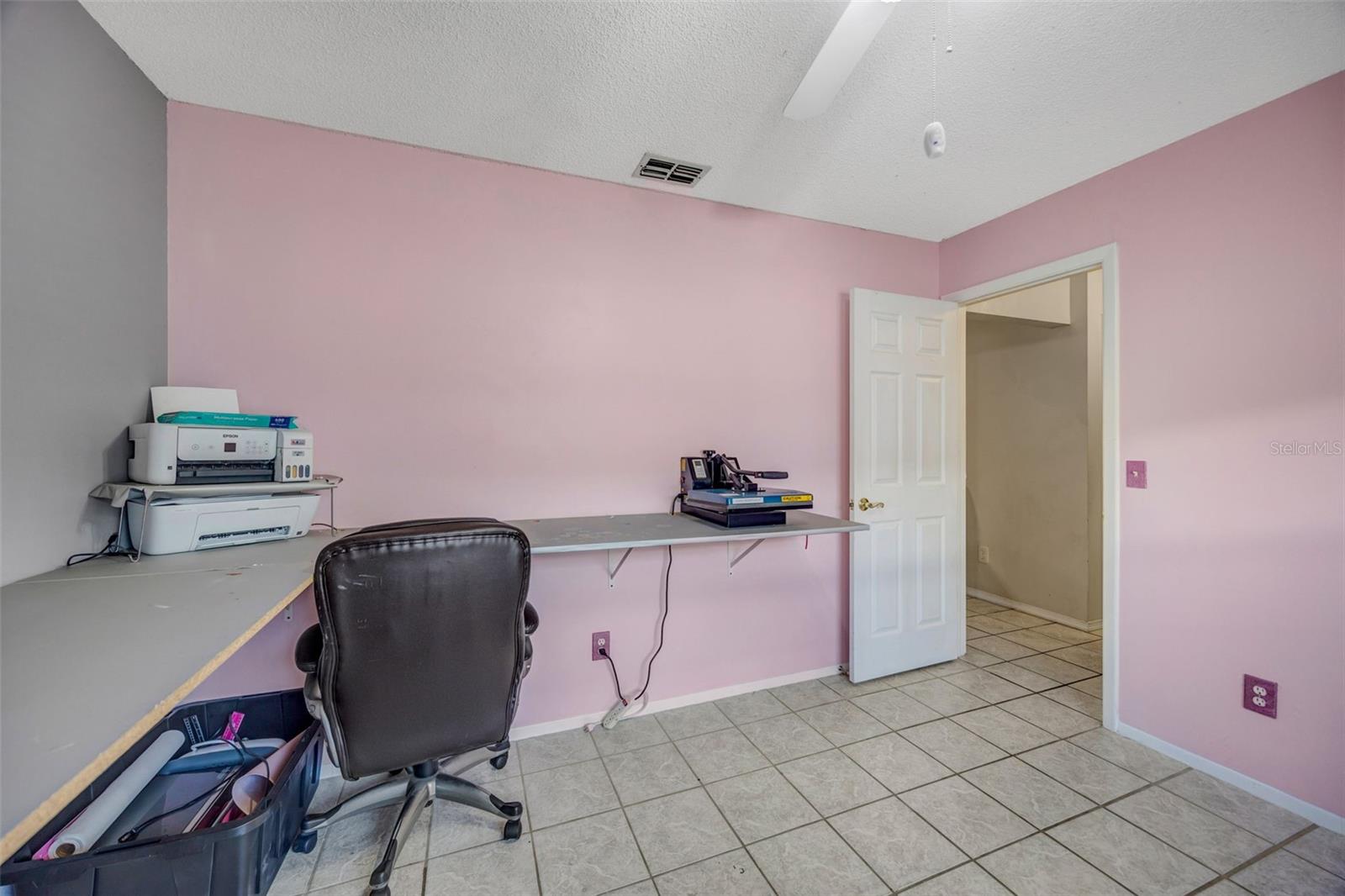 Image 19 of 43 For 609 King Henry Court