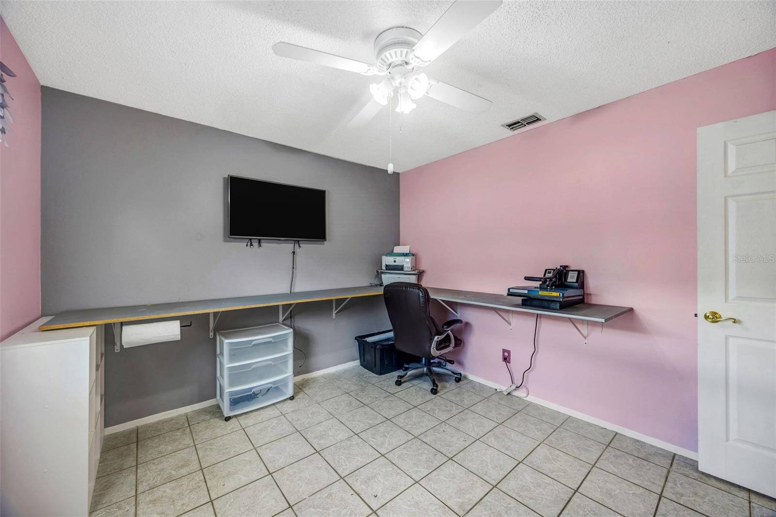 Image 20 of 43 For 609 King Henry Court