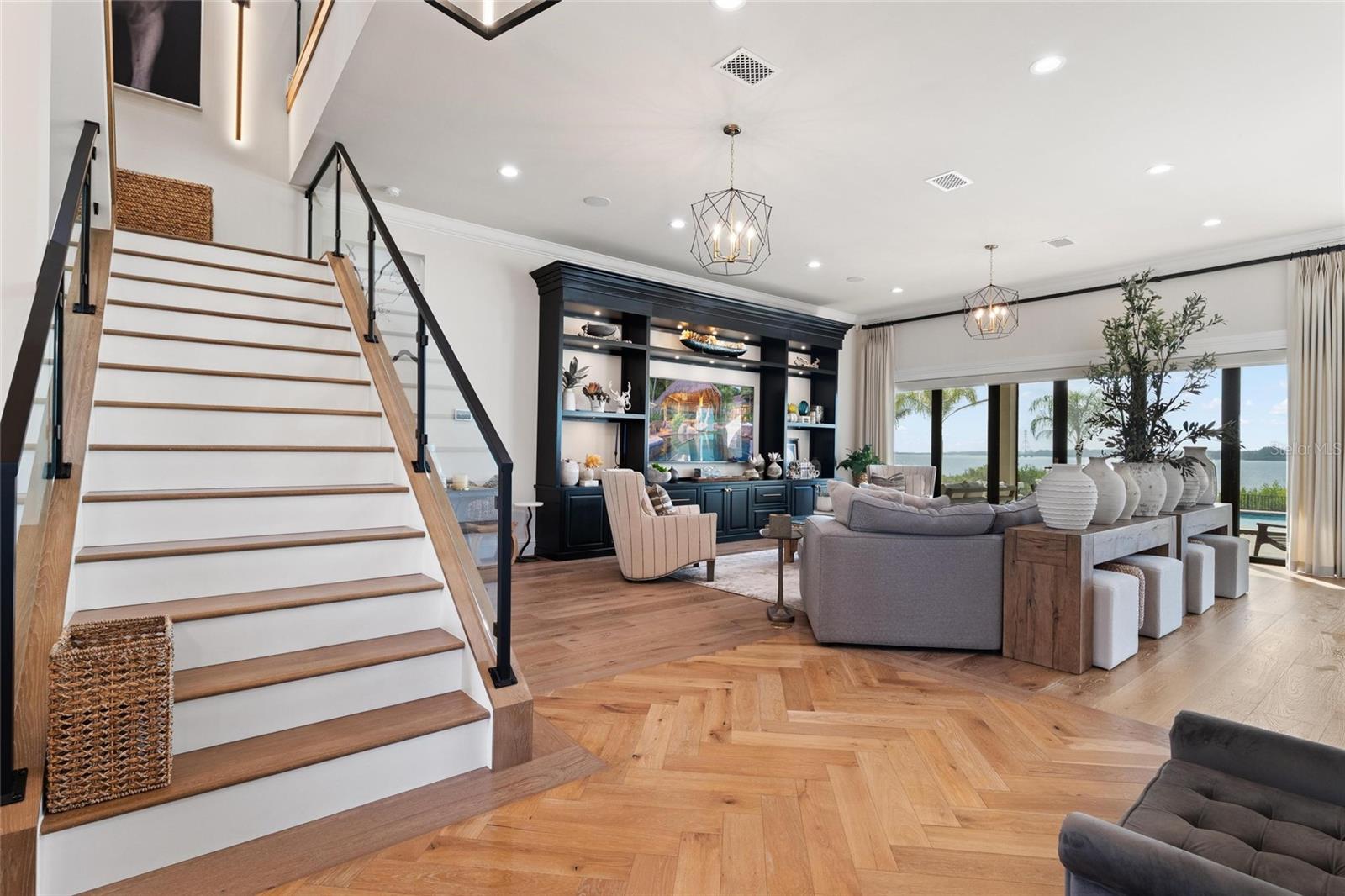 Image 12 of 82 For 732 Shore Drive E