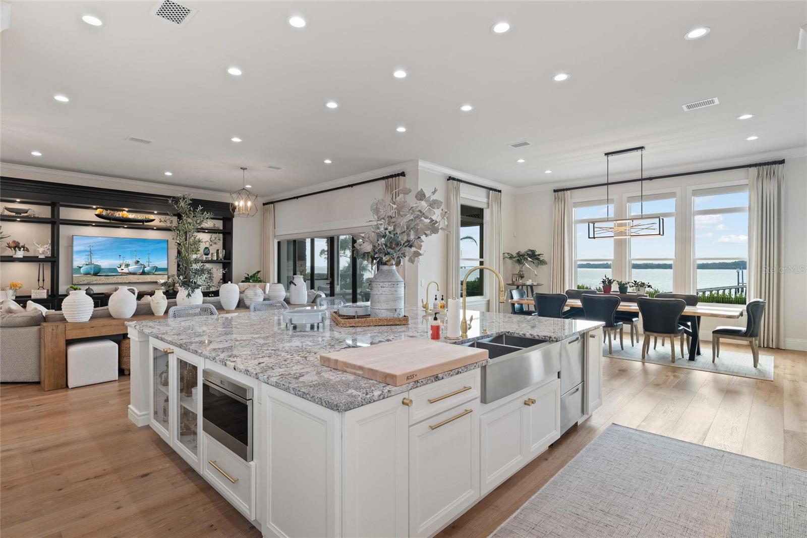 Image 17 of 82 For 732 Shore Drive E