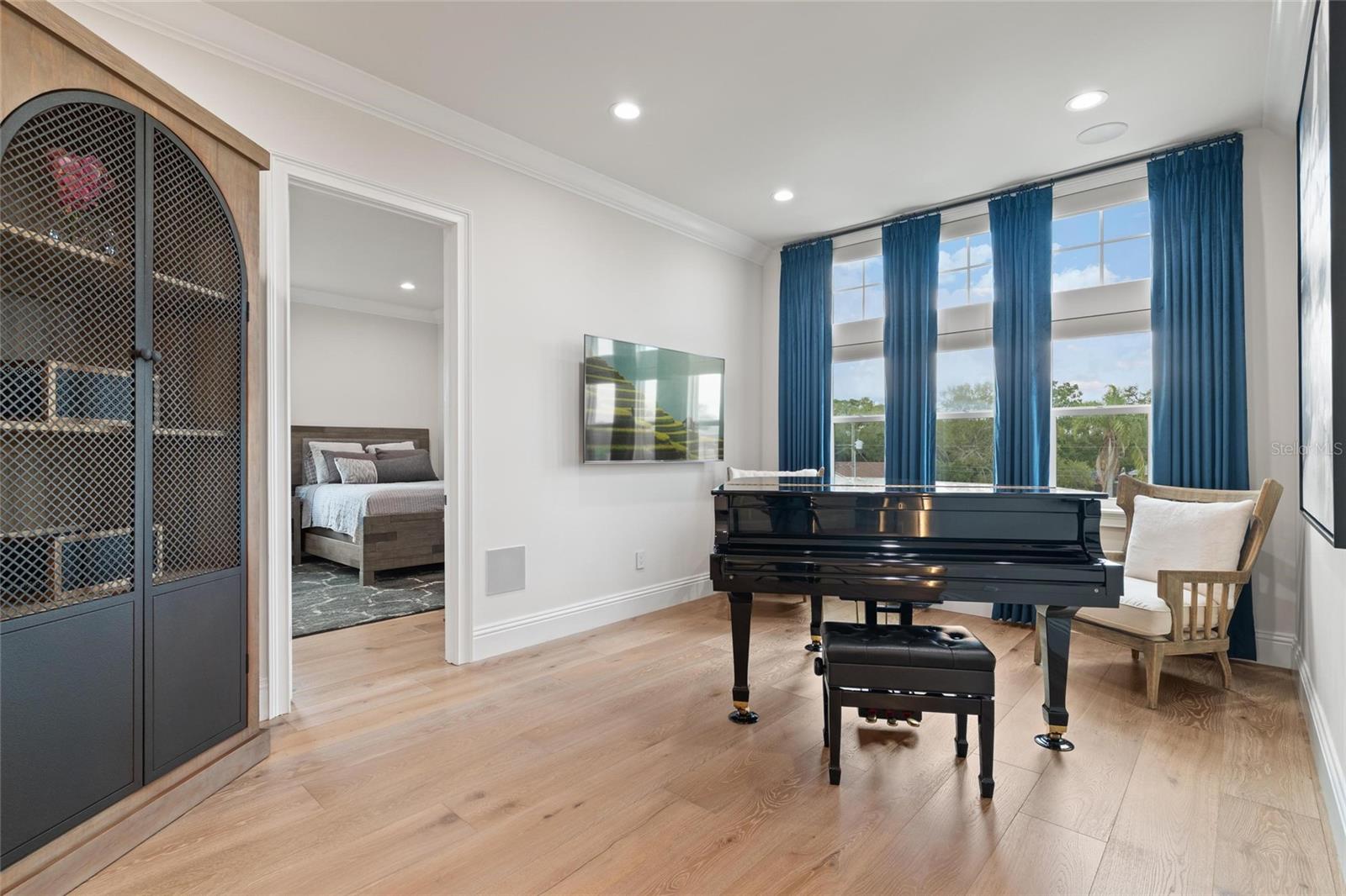 Image 29 of 82 For 732 Shore Drive E