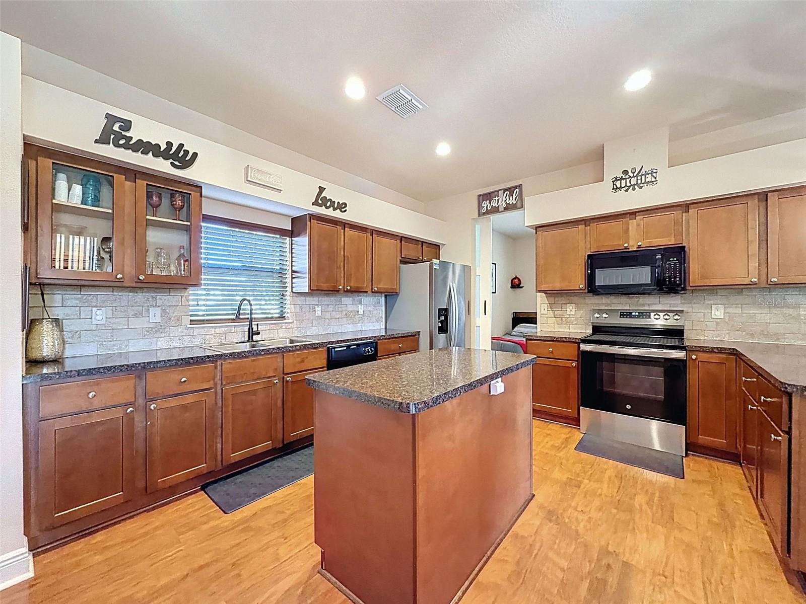 Image 9 of 19 For 18105 Clearview Drive