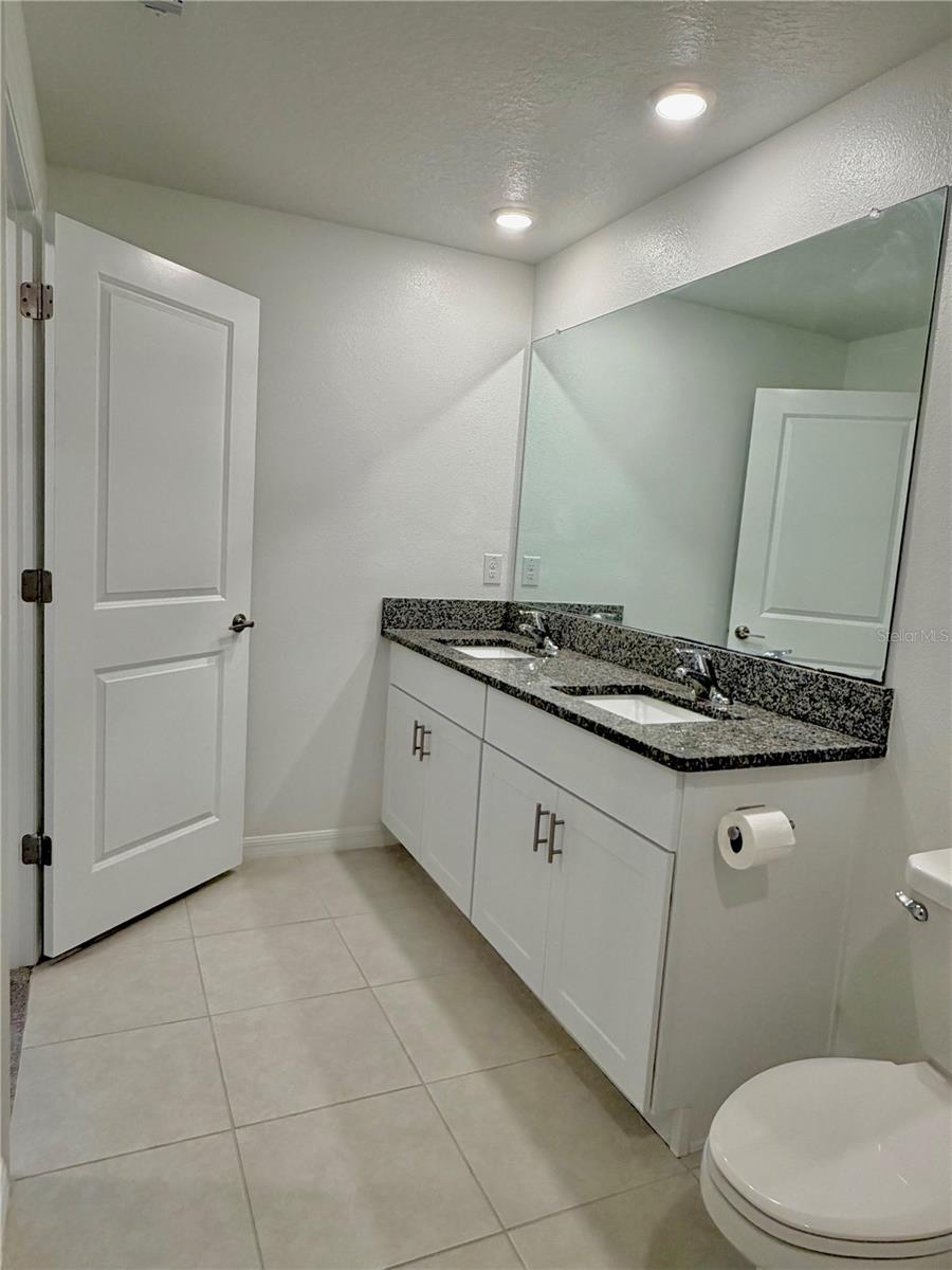 Image 17 of 35 For 8217 Crescent Oaks Drive