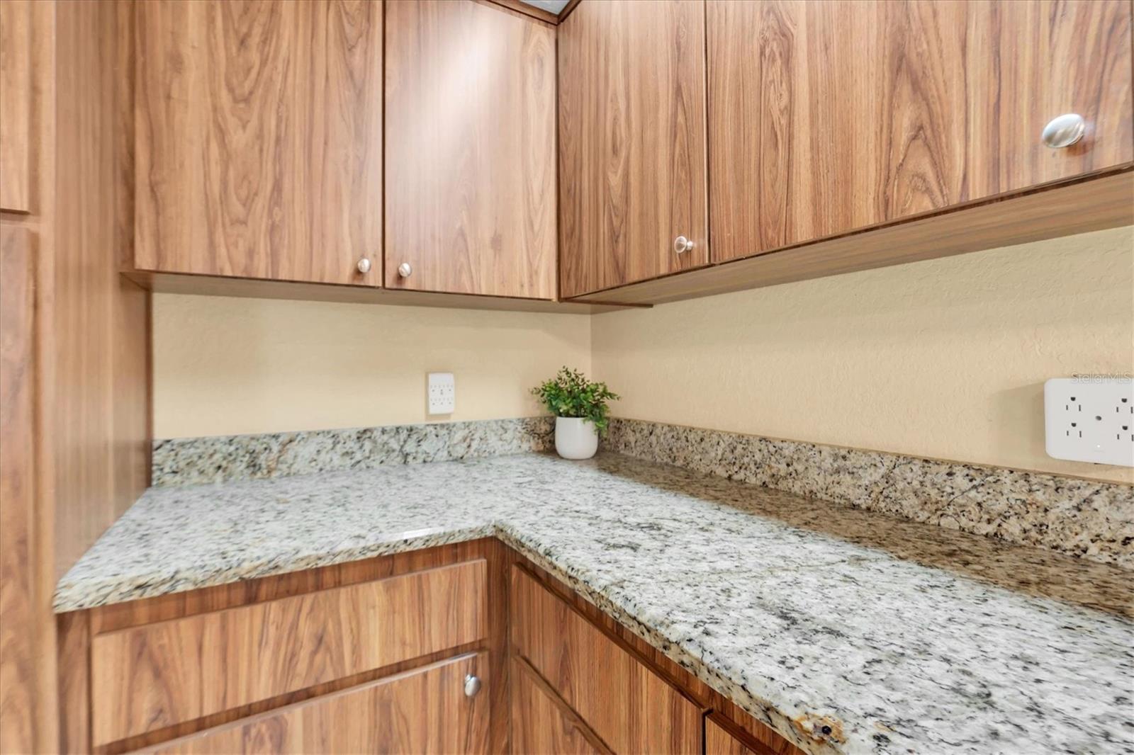 Image 13 of 37 For 18809 Parade Road