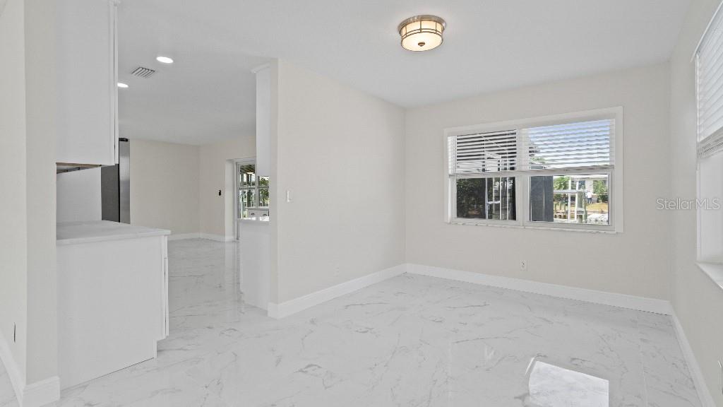 Image 24 of 50 For 1024 Spindle Palm Way