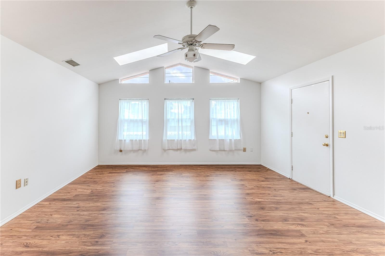 Image 6 of 38 For 9069 Jena Road