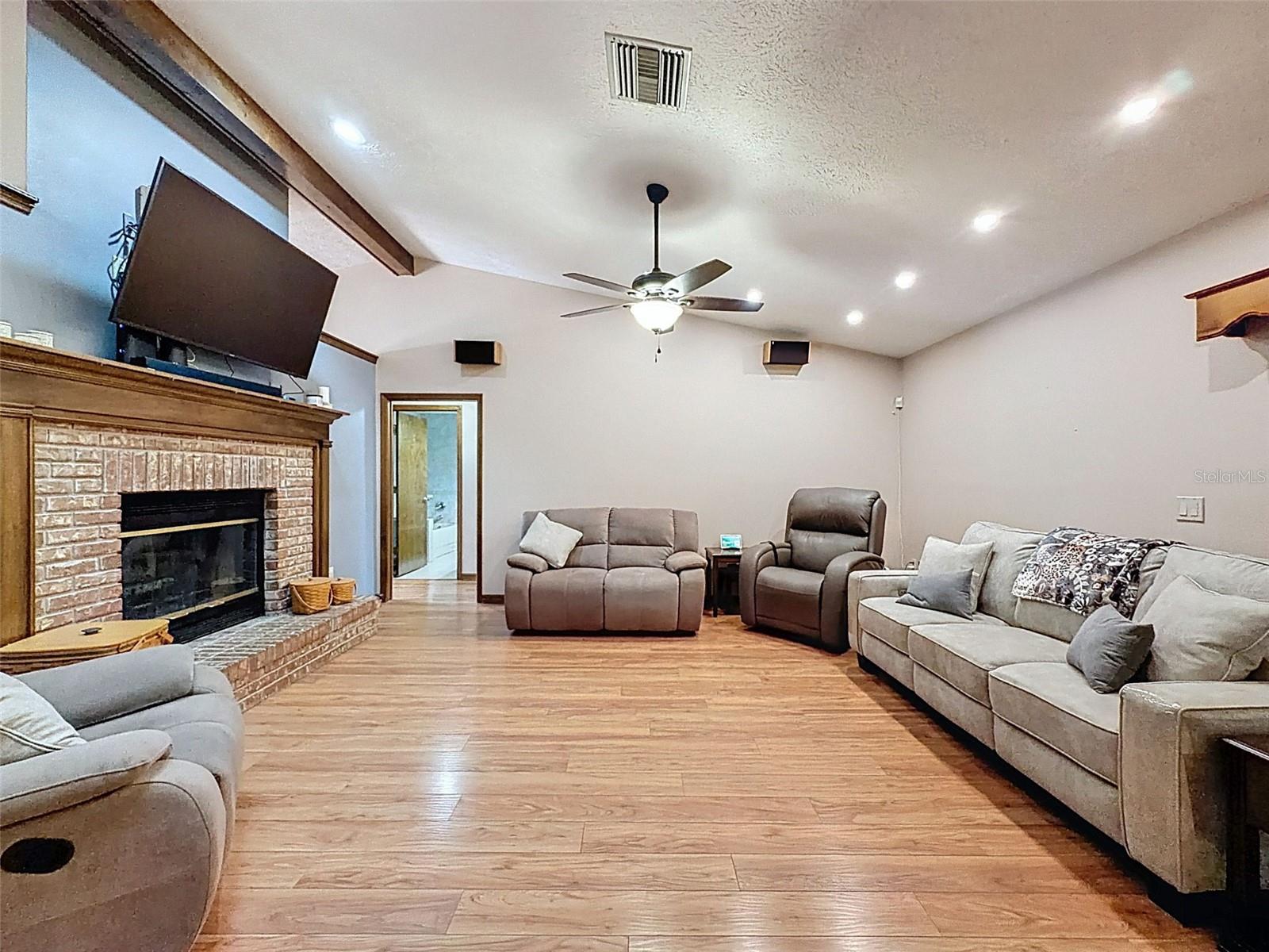 Image 8 of 50 For 4289 Castle Avenue