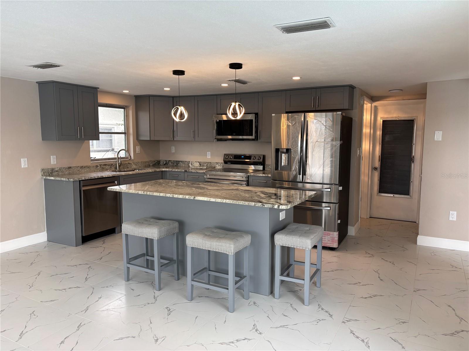 Image 4 of 18 For 10015 Salix Lane