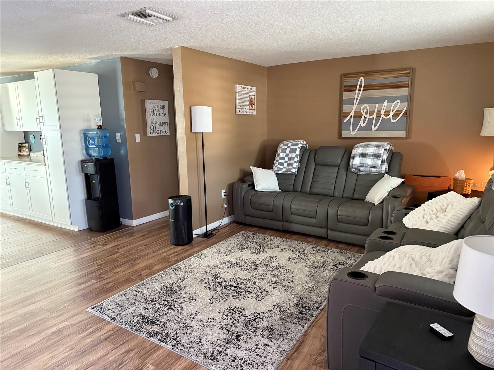 Listing photo id 10 for 10335 Loquat Drive