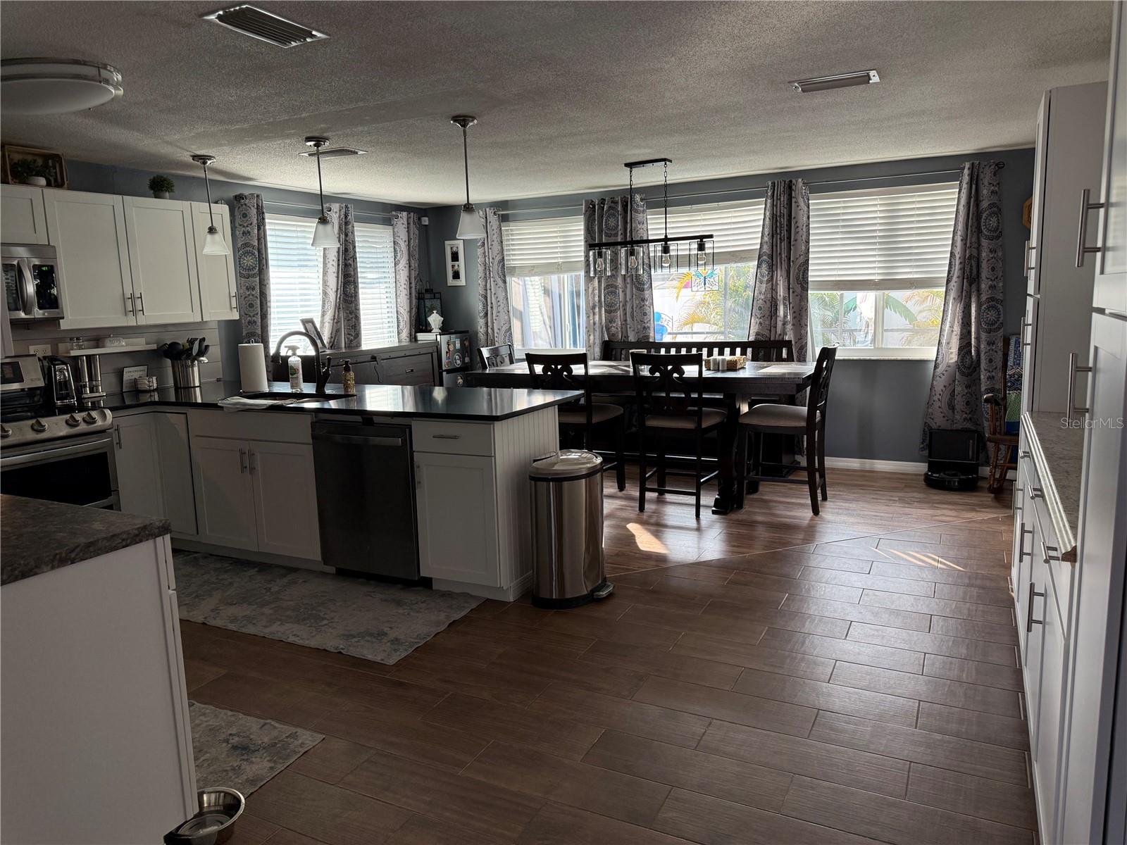 Listing photo id 7 for 10335 Loquat Drive