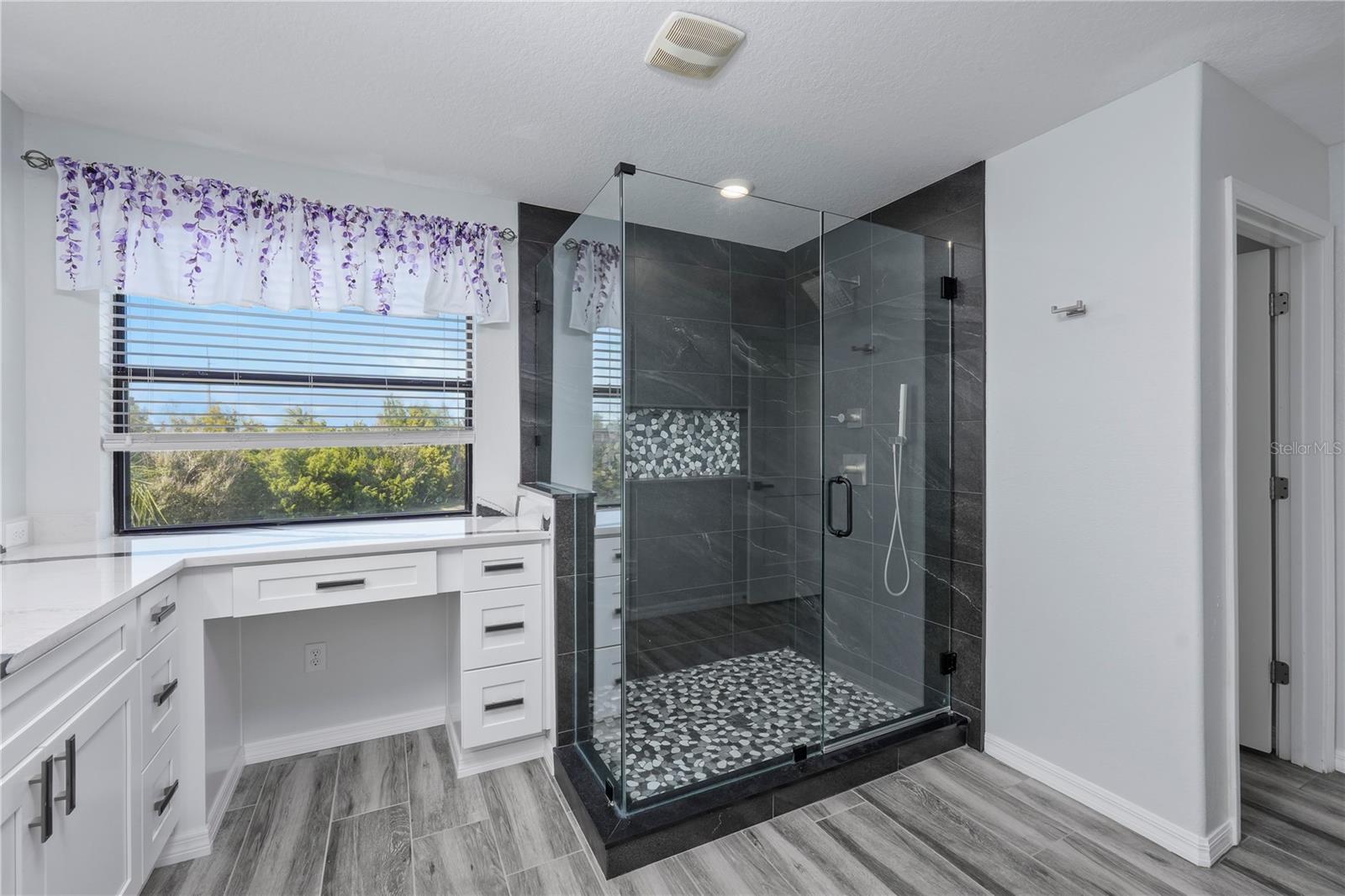 Image 29 of 53 For 11728 Lake Boulevard