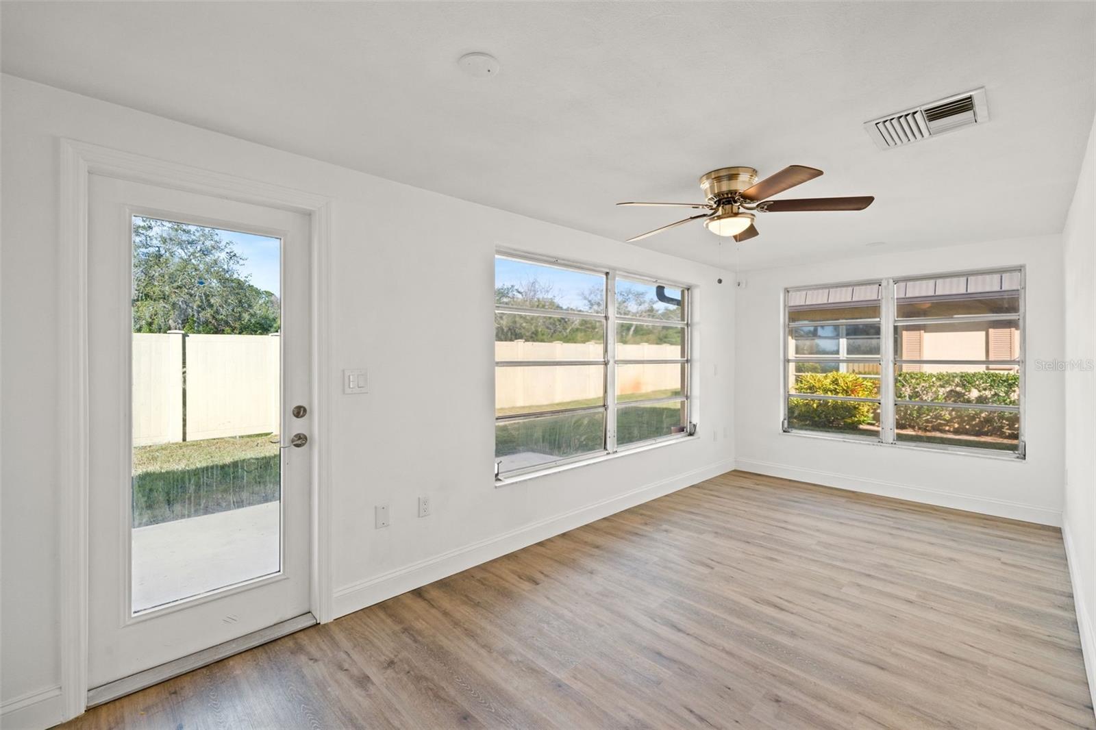 Image 27 of 45 For 4127 Stratford Drive 4127