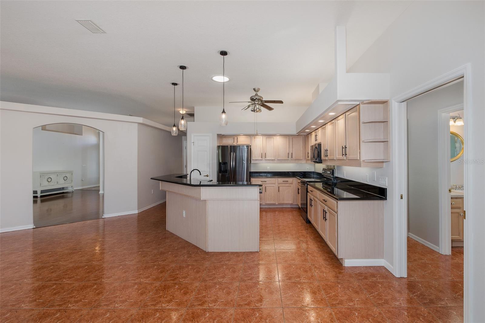 Listing photo id 10 for 18845 Fairway Green Drive