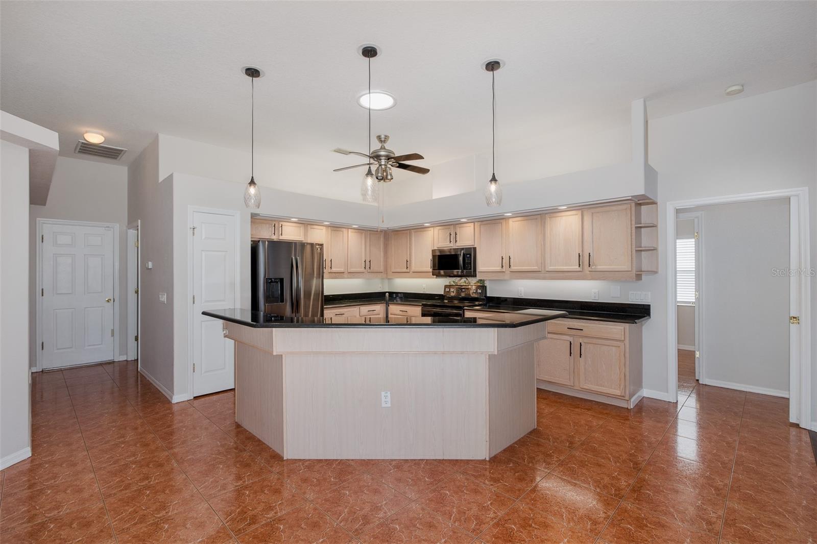 Listing photo id 13 for 18845 Fairway Green Drive