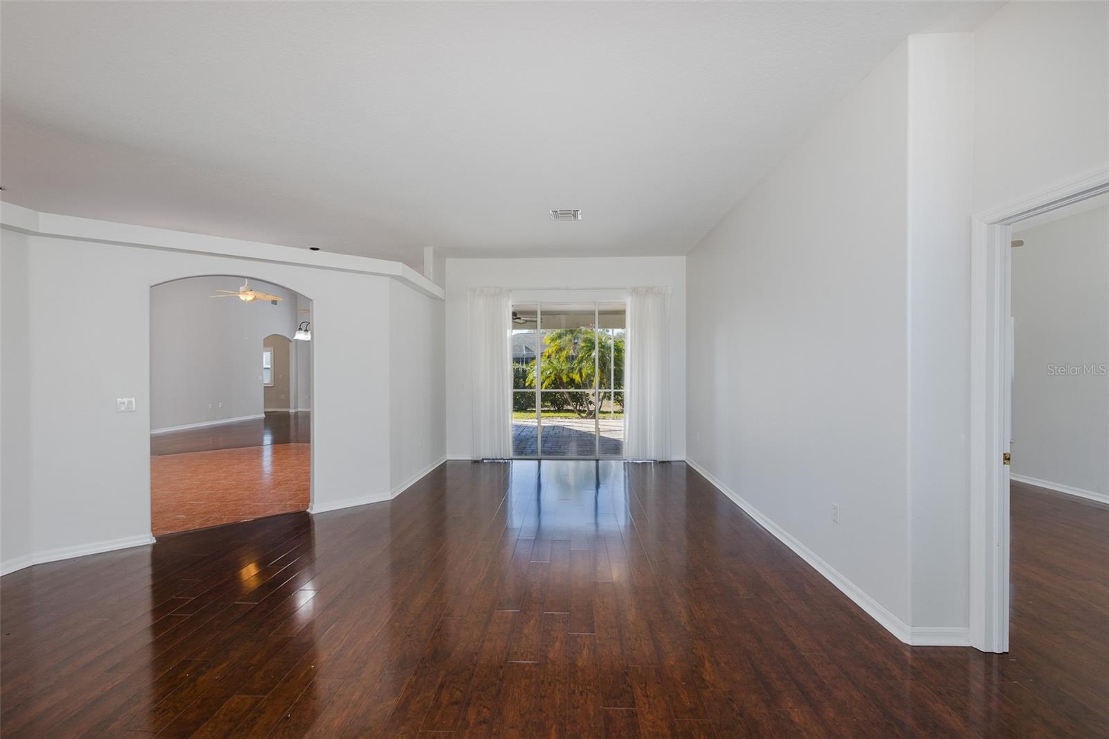 Listing photo id 3 for 18845 Fairway Green Drive