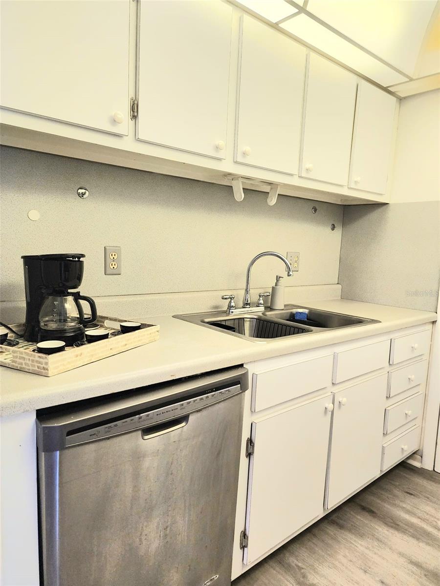 Image 39 of 44 For 3249 Beneva Road 204