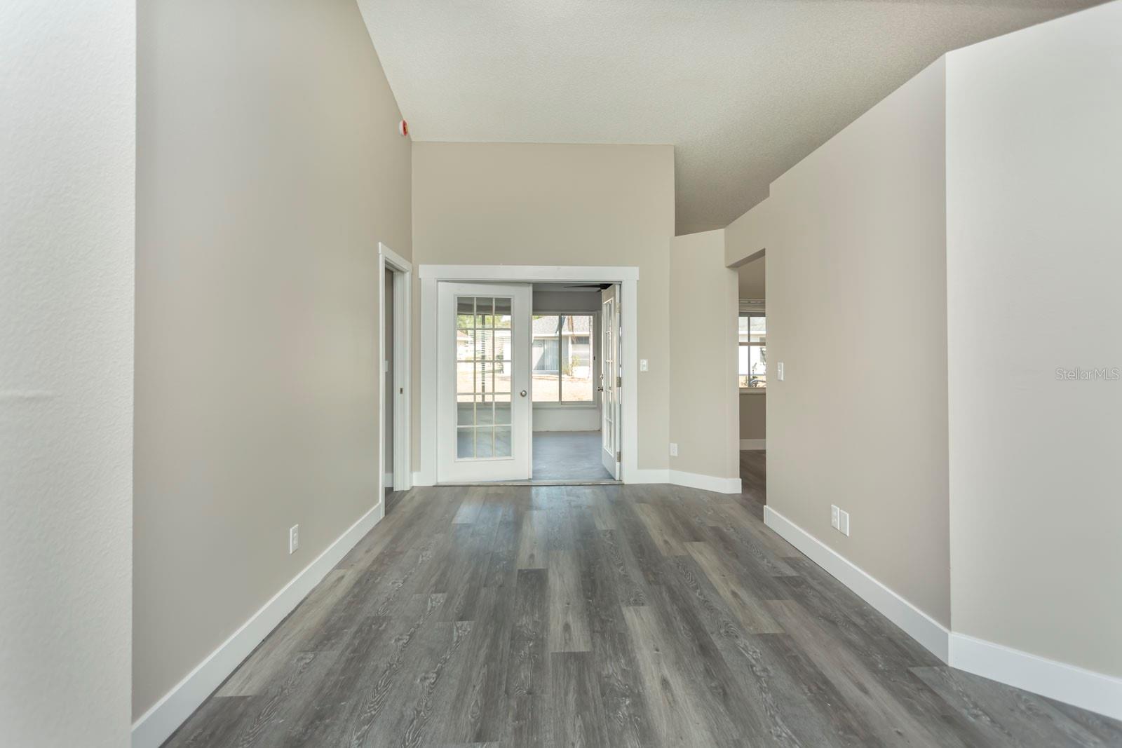 Image 12 of 45 For 5405 Queen Victoria Drive