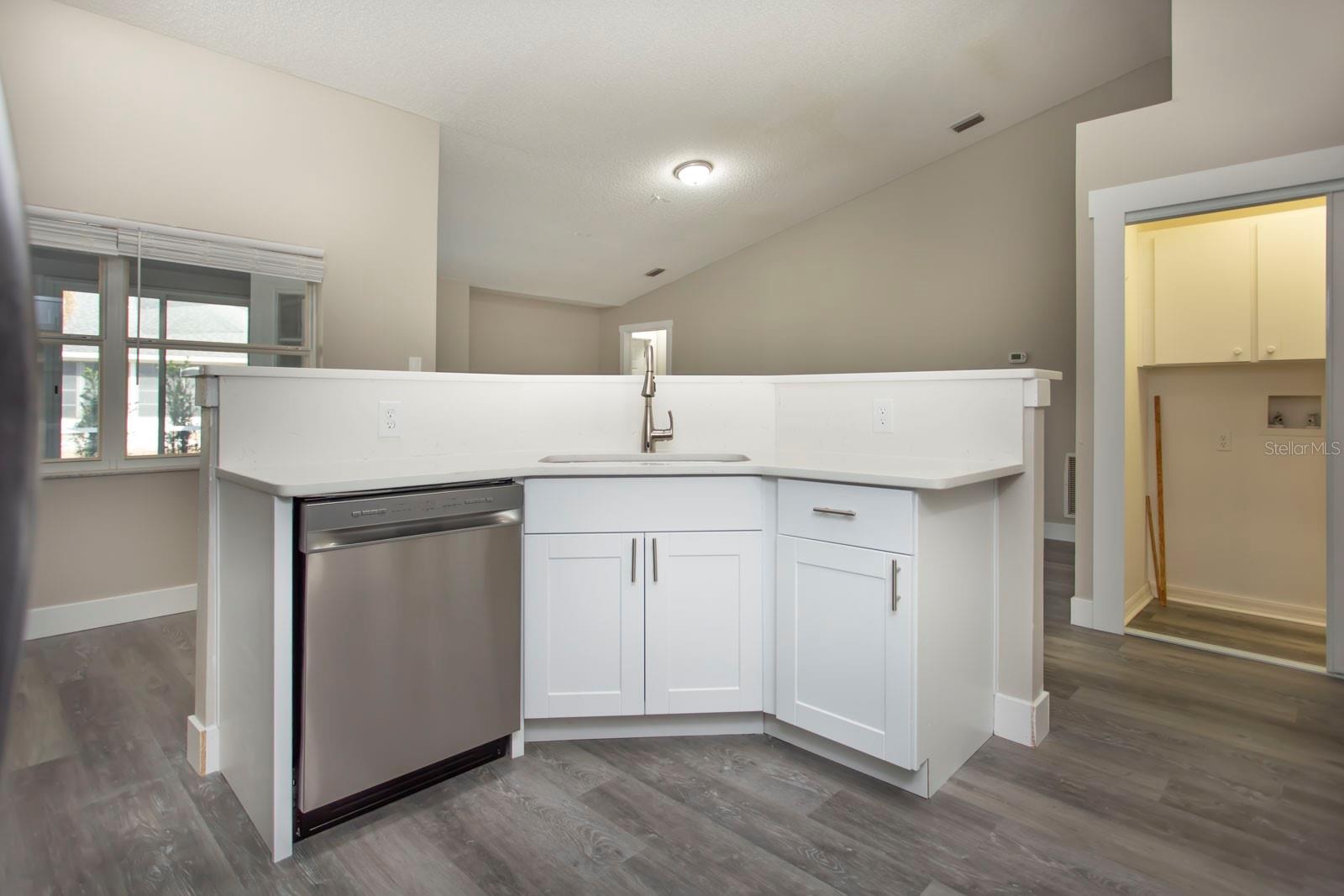 Image 19 of 45 For 5405 Queen Victoria Drive