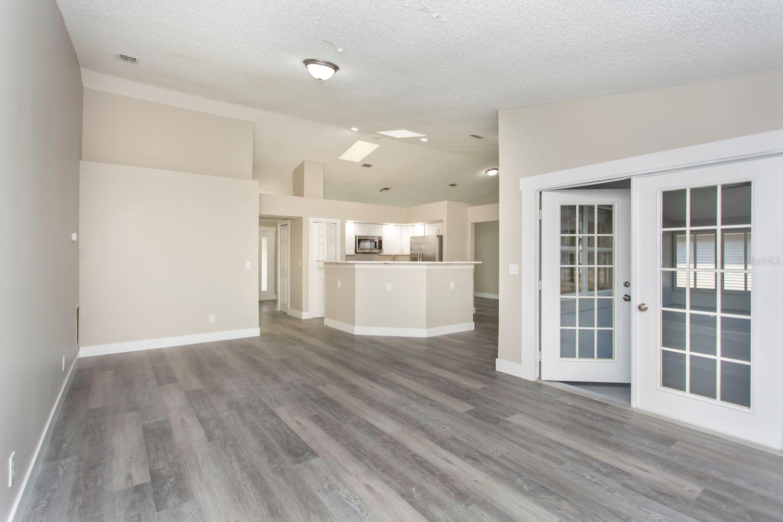 Image 22 of 45 For 5405 Queen Victoria Drive