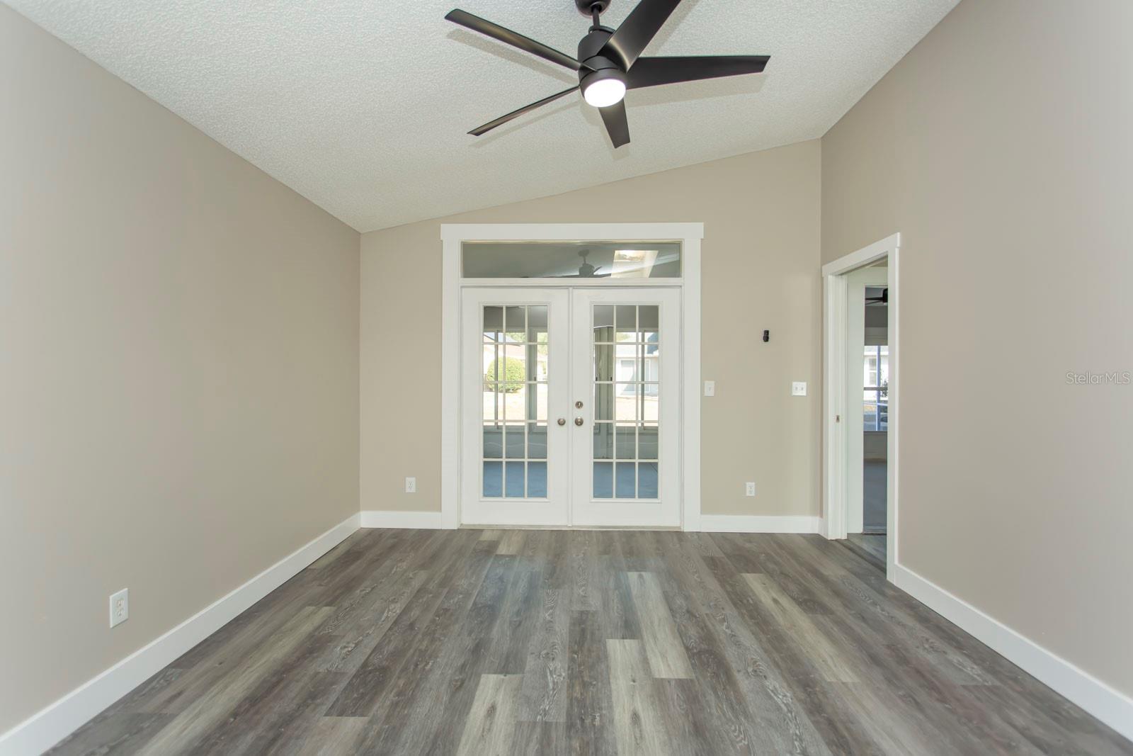 Image 26 of 45 For 5405 Queen Victoria Drive