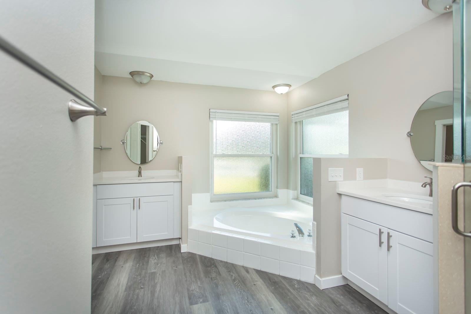 Image 27 of 45 For 5405 Queen Victoria Drive