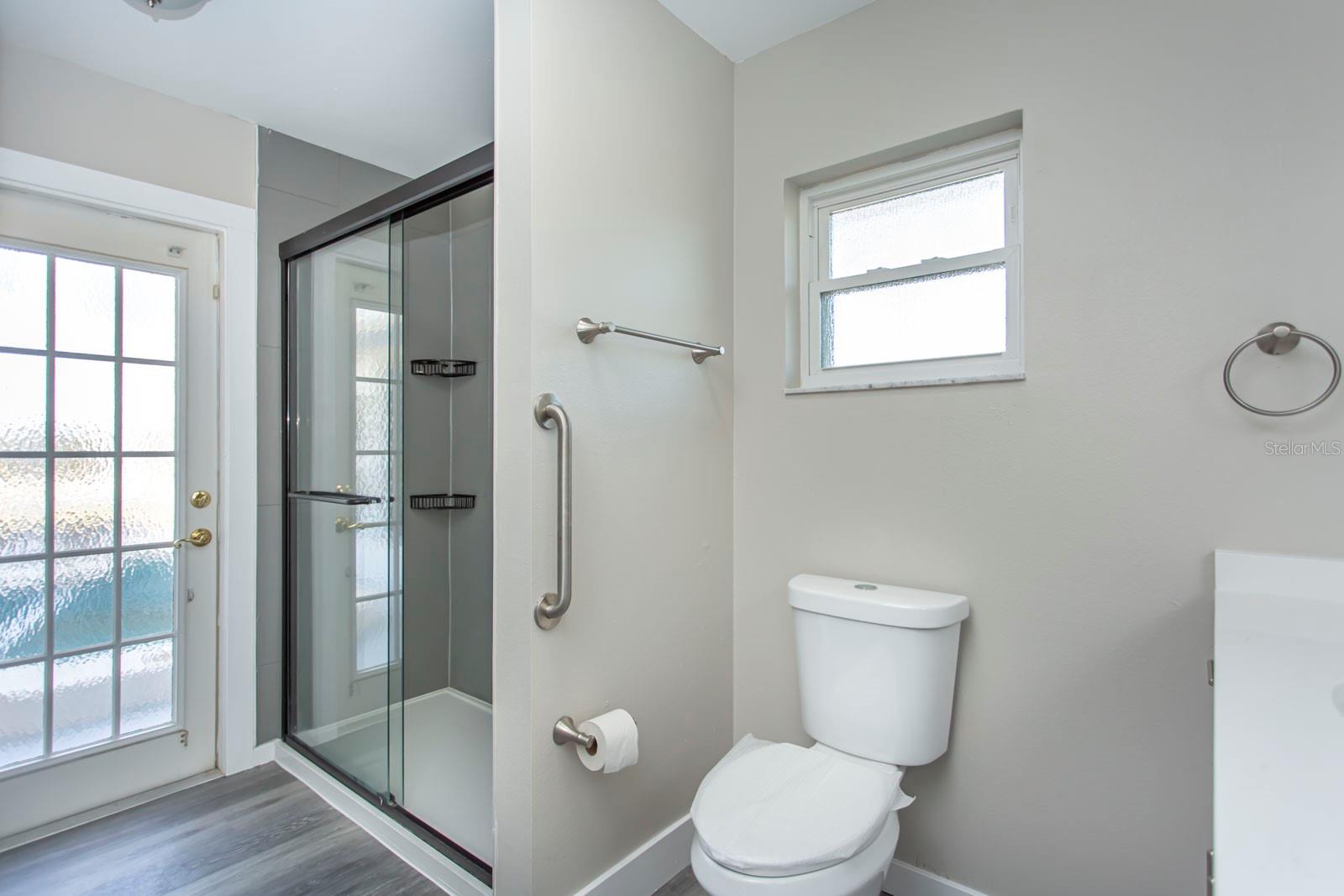 Image 31 of 45 For 5405 Queen Victoria Drive