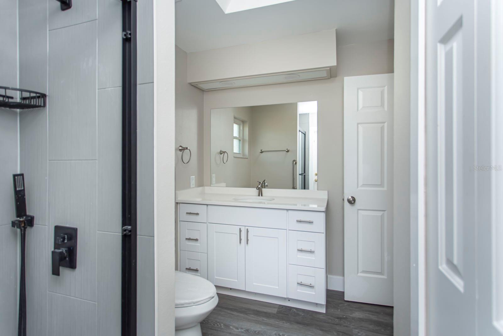 Image 32 of 45 For 5405 Queen Victoria Drive