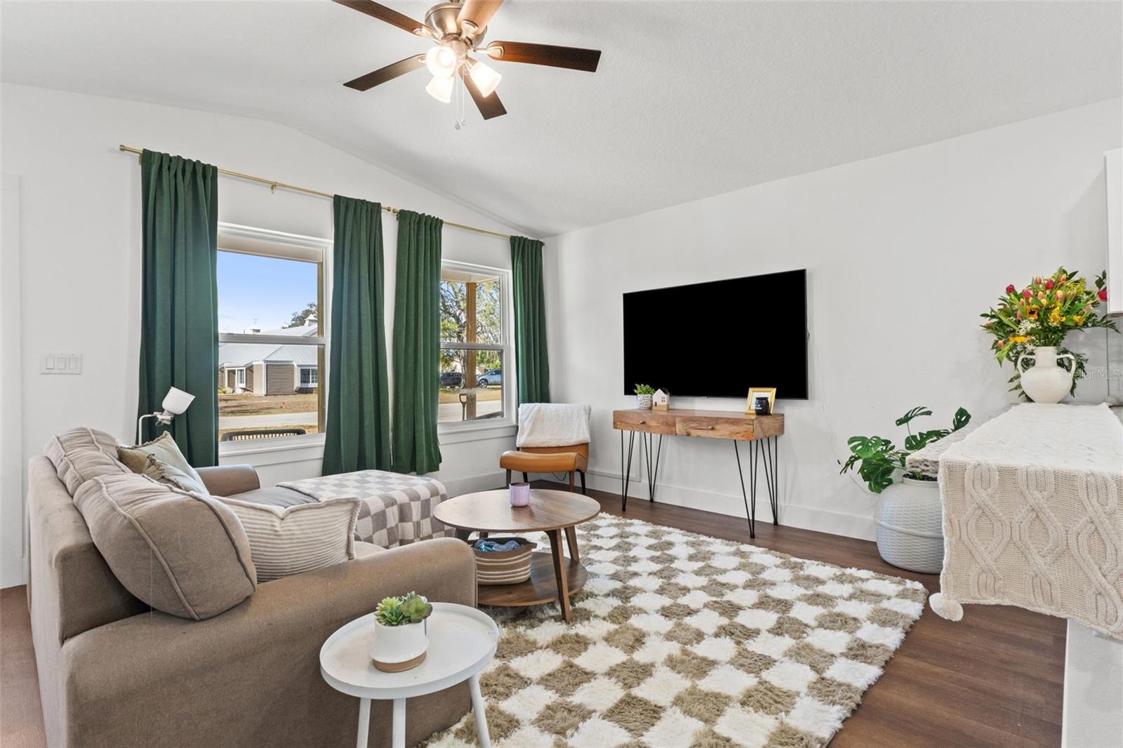 Image 4 of 22 For 3592 Arrowhead Avenue