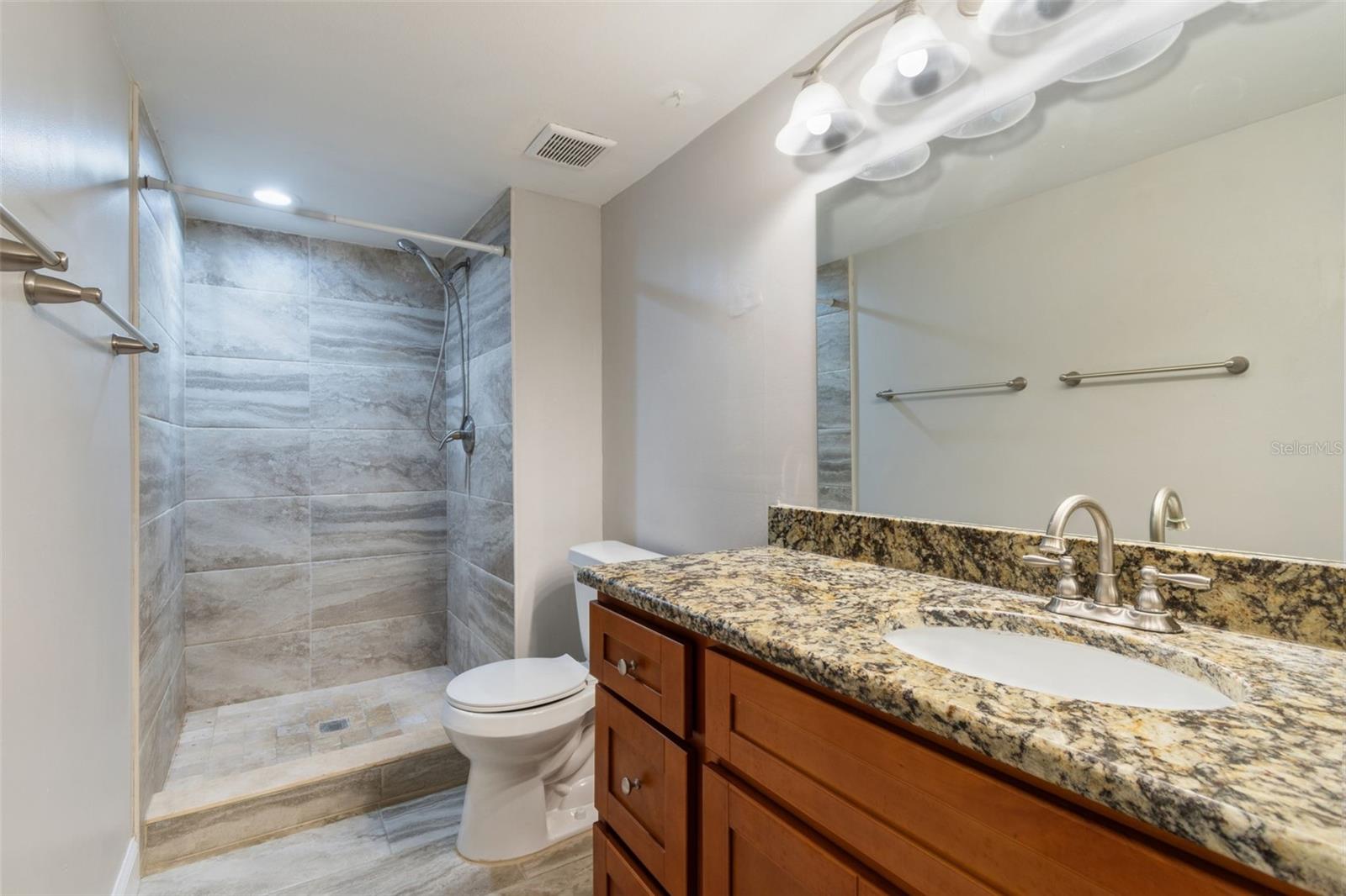 Image 24 of 65 For 208 Palmetto Ct 208