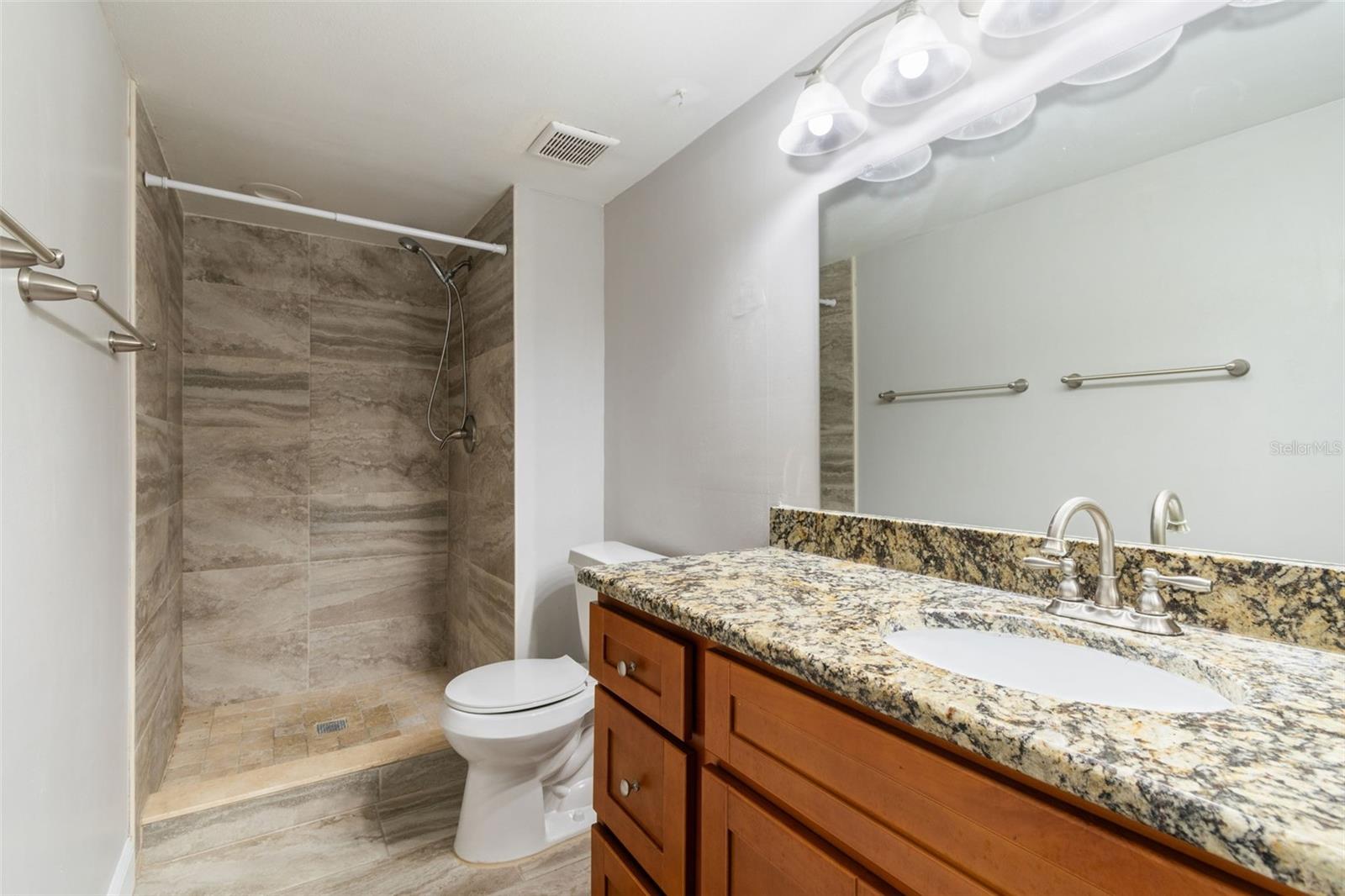 Image 25 of 65 For 208 Palmetto Ct 208